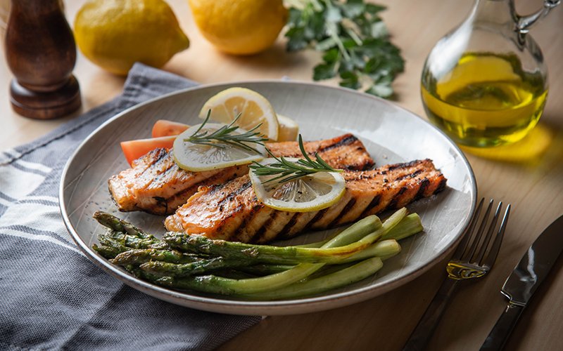 Dinner plate with salmon and asparagus